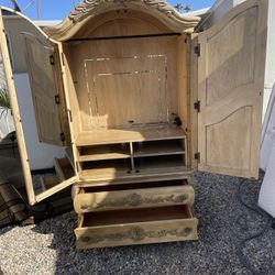 hermoso mueble de madera sólida alto grande precsioso  tiene para colgar ropa tiene 2 cajones grandes tiene un hermoso espejo en la puerta izquierda