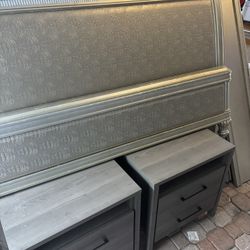 queen bed whit end table