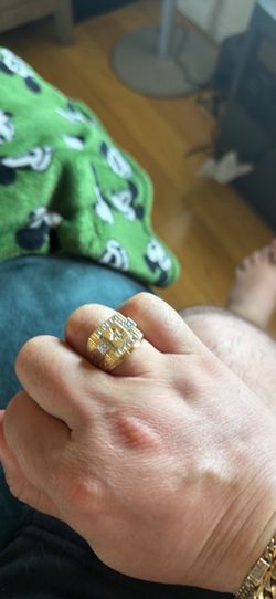 Anillo sólido de 14k tamaño 8.5 pesando 8.1 gramos