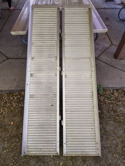 Aluminum folding ramp