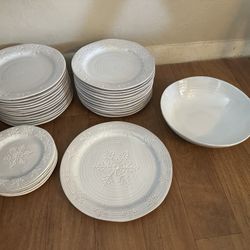 Crate & Barrel Christmas Snowflake Dinner Set