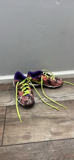 sz 12 children soccer shoes