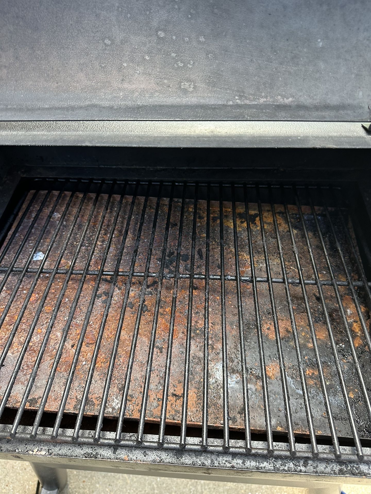Traeger Electrical Pellet BBQ Grill TFB29PLB for Sale in Wheaton, IL