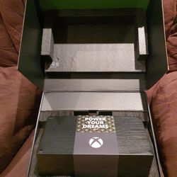 NEW MICROSOFT XBOX SERIES X 1000GB + 3 GAMES + CONTROLLER