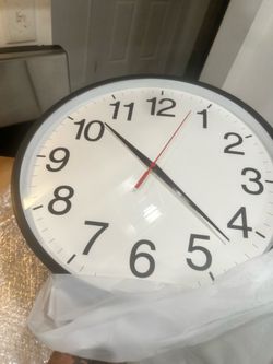 WALL CLOCK • BLACK ROUND WALL CLOCK.