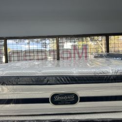 QUEEN SIZE SIMMONS BEAUTYREST MATTRESS & BOX SPRING BED SET