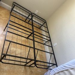 Metal Bed Frame (Full/Twin) – Good Condition./ Estructura de cama metálica (Matrimonial/Individual) – Buen estado
