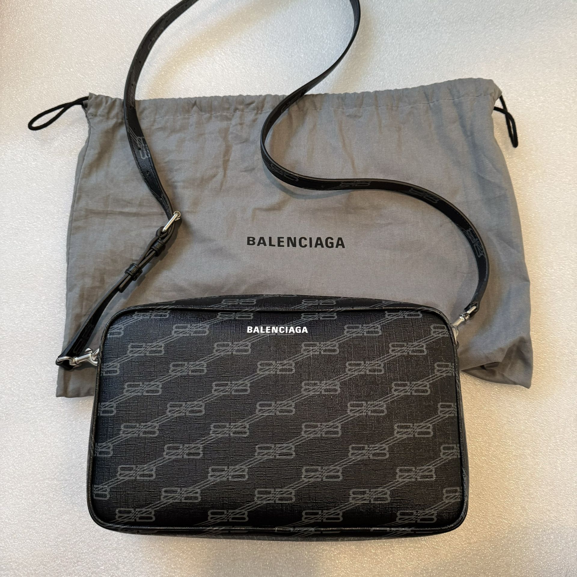 NWOT Balenciaga Signature Medium Camera Bag in BB Monogram