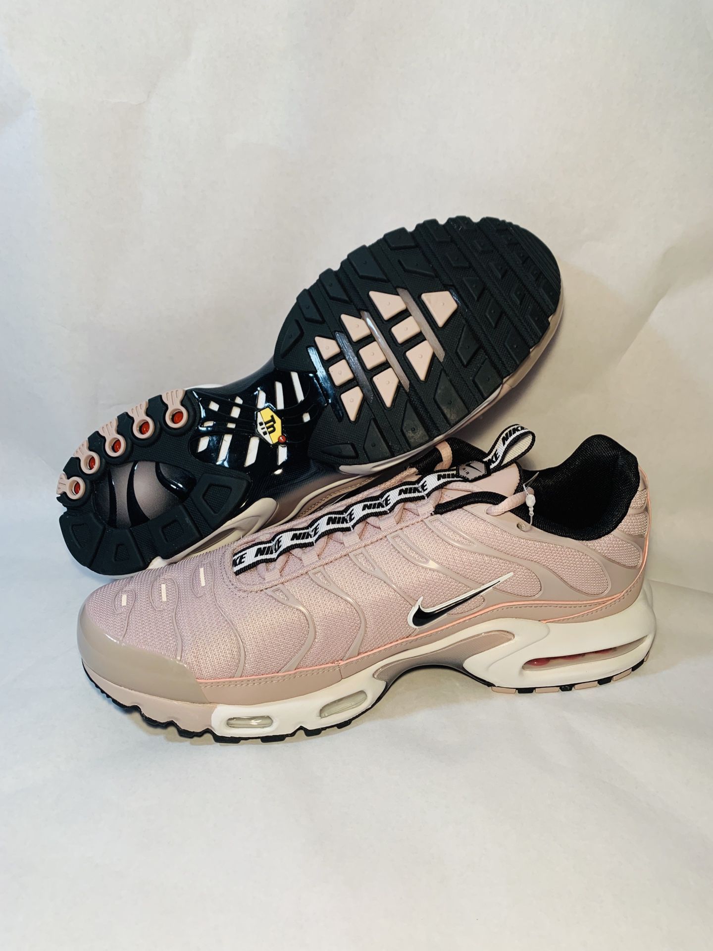 ik draag kleding Dagelijks Politieagent NIKE AIR MAX PLUS TN SE TAPED PARTICLE ROSE/WHITE/BLACK [AQ4128-600] MEN'S  SZ: 13 Condition is new with box, 100% Guaranteed Authentic Fast shipping  for Sale in Dundalk, MD - OfferUp