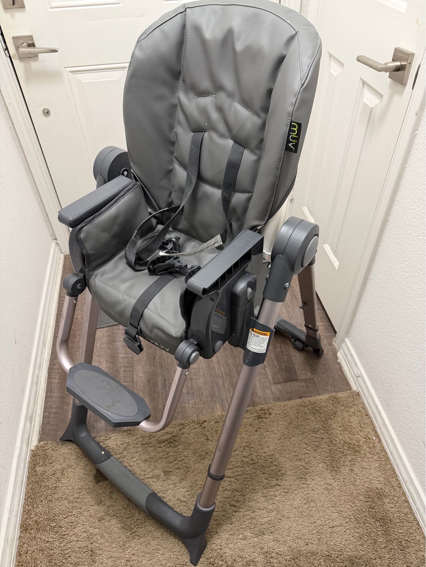 High Chair - Baby Trend - Barely Used - Looks New