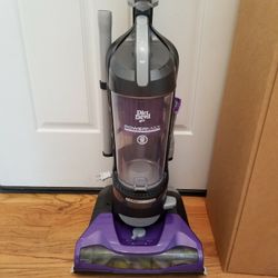 LIKE NEW Cond COMMERCIAL  DIRT DEVIL VACUUM WITH COMPLETE ATTACHMENTS  , AMAZING SUCTION  , WORKS EXCELLENT  , IN THE BOX 