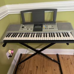 Yamaha PSR-E323 61-key electronic keyboard in good working condition!