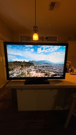 Sony Bravia HDTV 40 inch Beautiful picture with Stand
Great picture quality, includes table stand & wall mount bracket pre-installed. Excellent condit