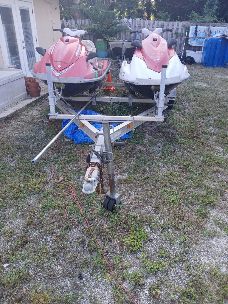 2 Yamaha Waverunners 2010,2006