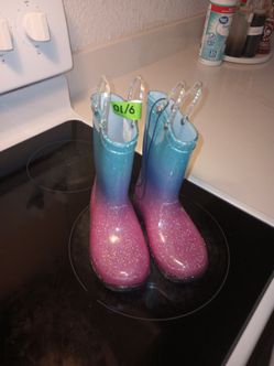 BRAND NEW GIRLS BOOTS $10