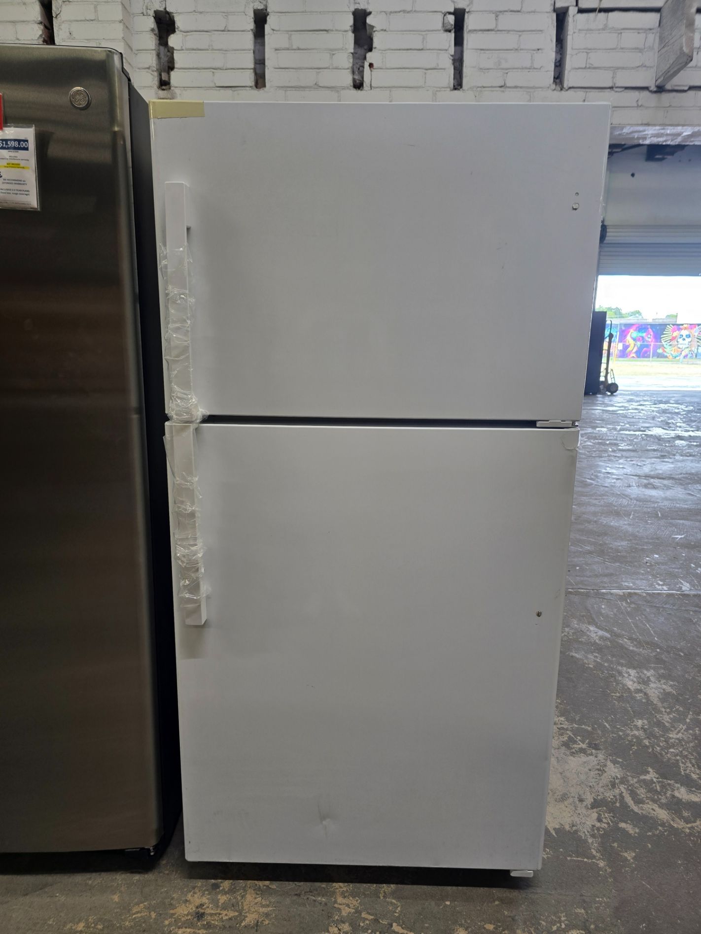 GE Top Mount Refrigerator 22 cu. ft. 33" White Garage-Ready 