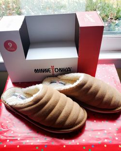 NEW MINNETONKA SLIPPERS - Size 9