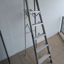 6 Ft Aluminum step ladder, Highest standing 3 Ft 10 inch