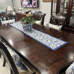 Brown wood FRENCH PROVINCIAL DINNING TABLE and 6 Chairs (2 arm end chairs)