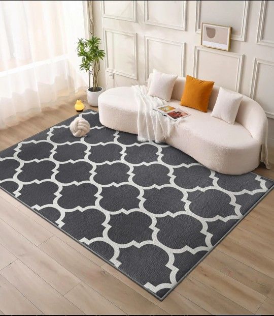 7' x 10' Gray & White Area Rug. Good Condition. No Stains. No Rips