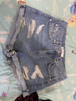 GARAGE MOM RIPPED SHORTS