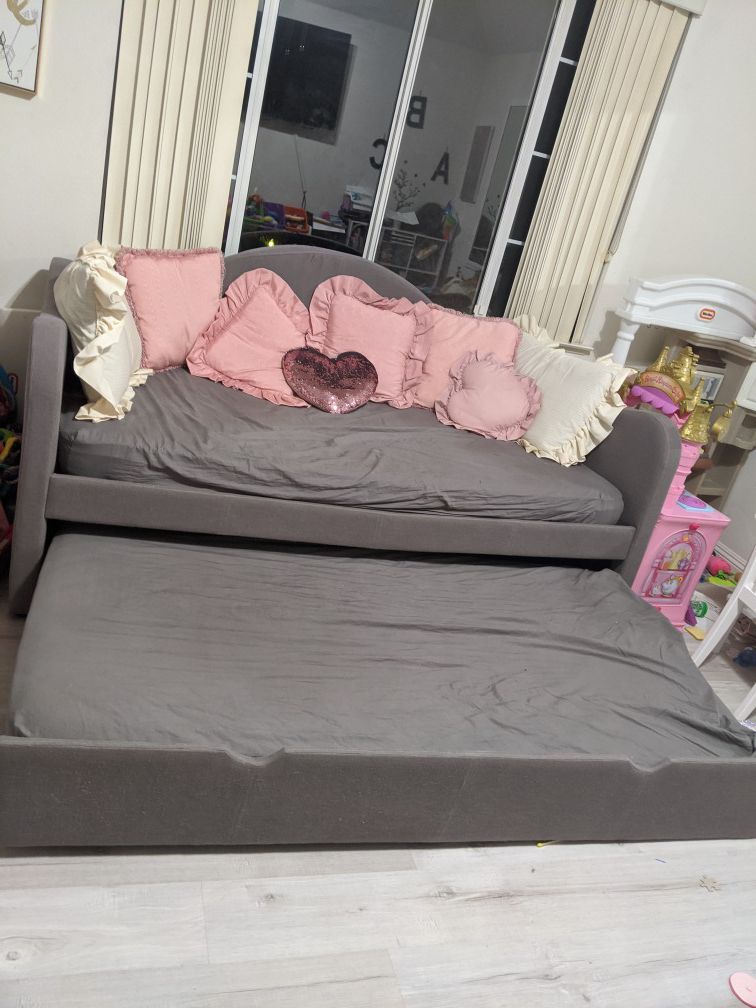 Trundle bed twin size