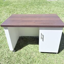 Selling a beautiful table with cabinet and wheels