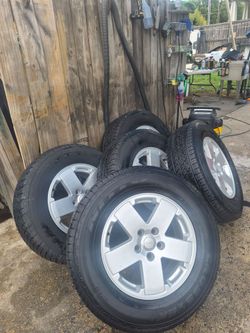 Rines con llantas semi nuevas medidas 255 70 18