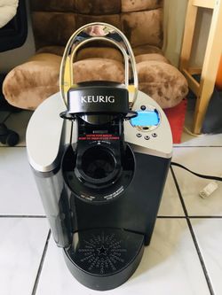 KEURIG COFFE MAKER,BLACK AND SILVER,LIKE NEW USED JUST A FEW TIMES.