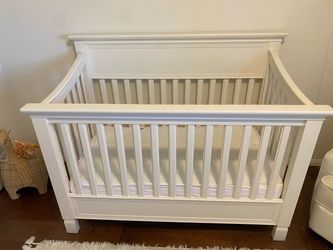 Pottery Barn Larkin Crib with Newton Mattress (Excellent Condition)