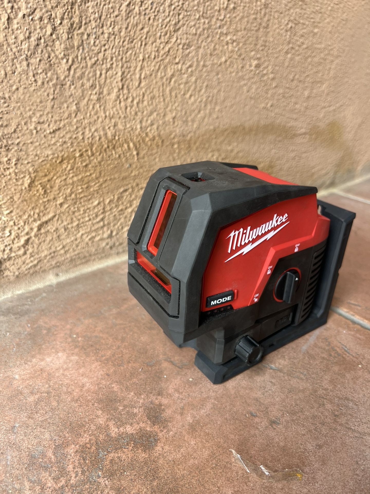 Milwaukee M12 12-Volt Lithium-Ion Cordless Green 125 ft. Cross Line and Plumb Points Laser Level