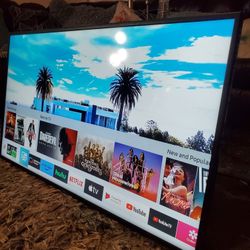 43" Samsung smart tv 4k great condition. Has Great Quality Pics come with swivel mount set 