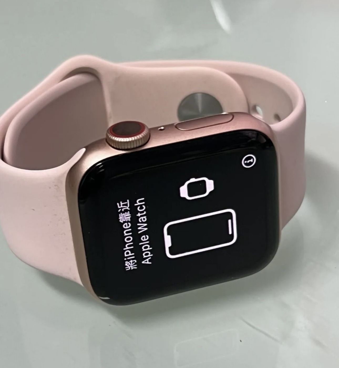 Apple Watch series 40mm gold Case with Sport Band (GPS Cellular)