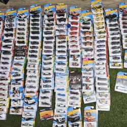 Lot of Hotwheels over 900 pieces including Matchbox 
