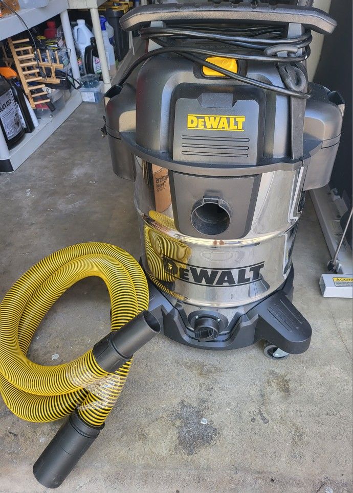 DEWALT 10 Gallon Wet/Dry Vacuum