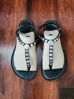 Bernardo Mojo Studded Leather T-Strap Sandals – Black – Size 9