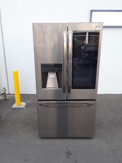 Display model LG - Studio InstaView™ Door-in-Door® 23.5 Cu. Ft. French Door Counter-Depth Refrigerator - Black stainless steel Model: LSFXC2496D