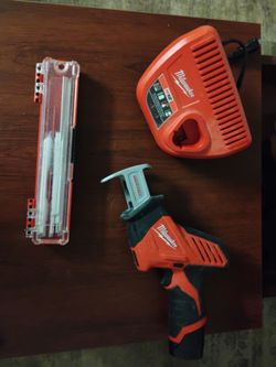 Milwaukee m12 hackzall with battery, charger and blade set.