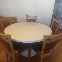 Dinette w/ chairs
