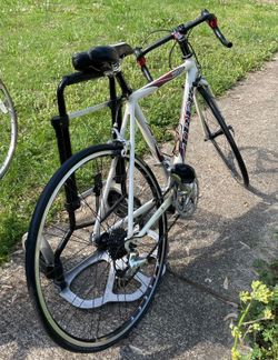 TREK 2200  ALUMINIUM CARBOM  BIKE SIZE 26 