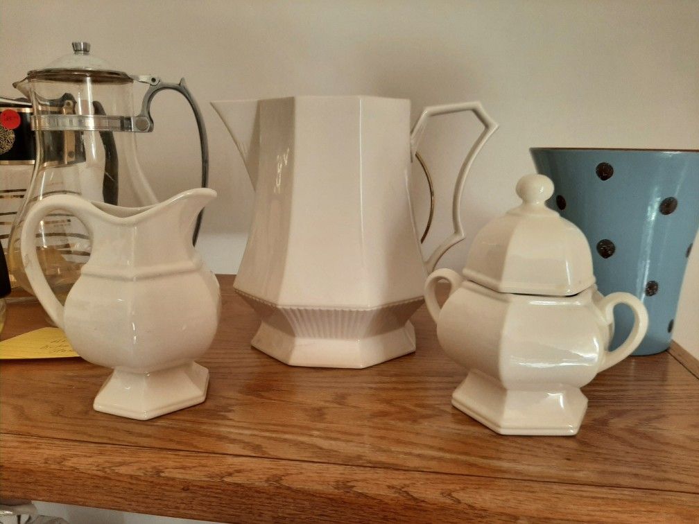 Independence Ironstone pitcher.
Creamer & sugar bowl