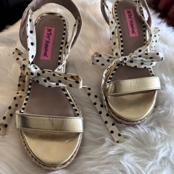 Betsey Johnson Size 7 Wedge Sandals 