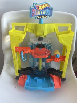 Hotwheels Stunt And Splash Car Wash Playset