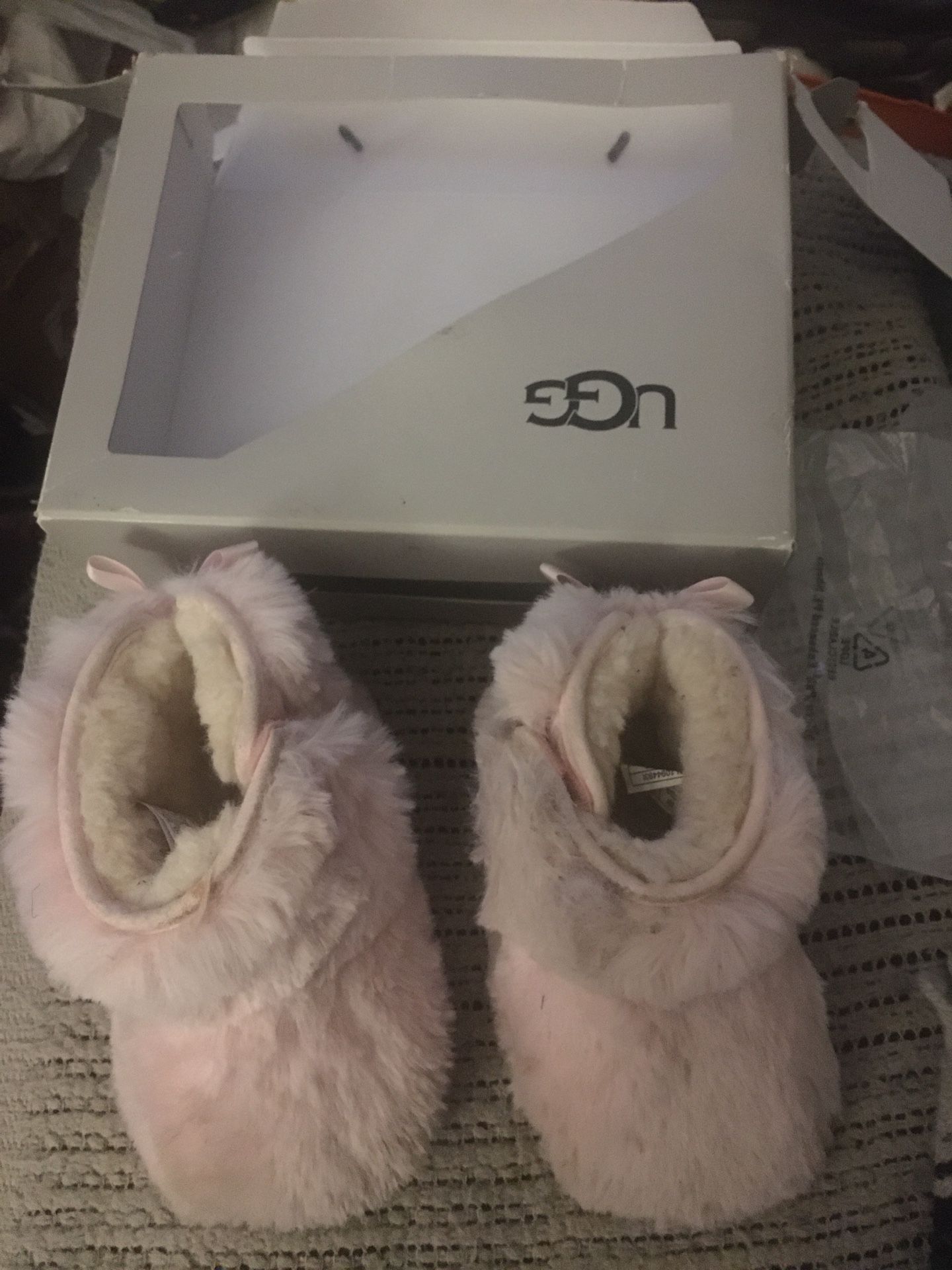Lnew Toddlers UGGs boots size on third picture inbox only $35
