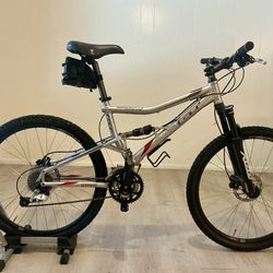 Gorgeous GT full suspension Mountain Bike (1-owner) - Like New, Disc brakes, Free Extras