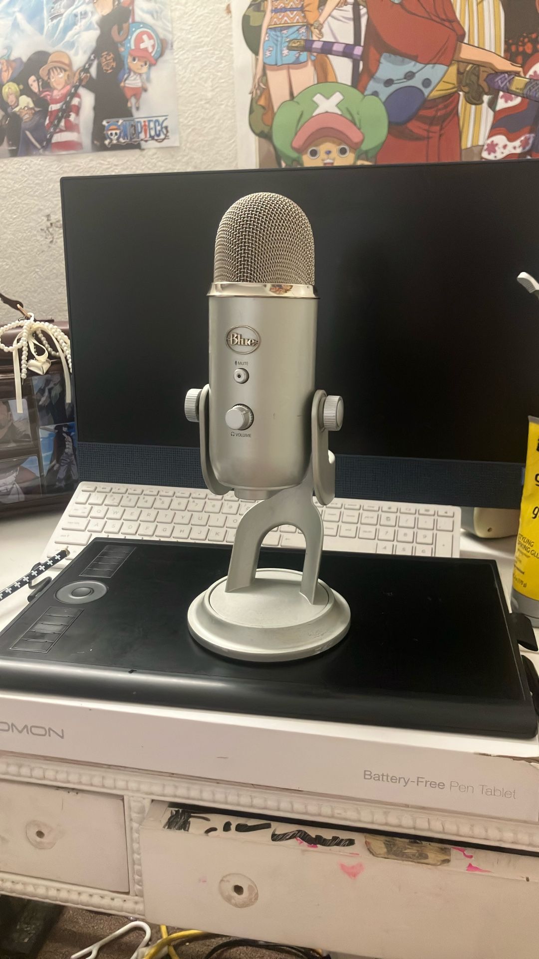 Logitech Creators Blue Yeti USB Microphone for Gaming, Streaming, Podcast, YouTube, Discord, PC, Studio Sound, Plug & Play-Silver
