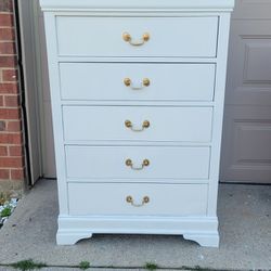 CHERRY WOOD CHEST DRESSER /WHITE COLOR  IN GREAT SHAPE.GOLDEN KNOBS 33X18x48