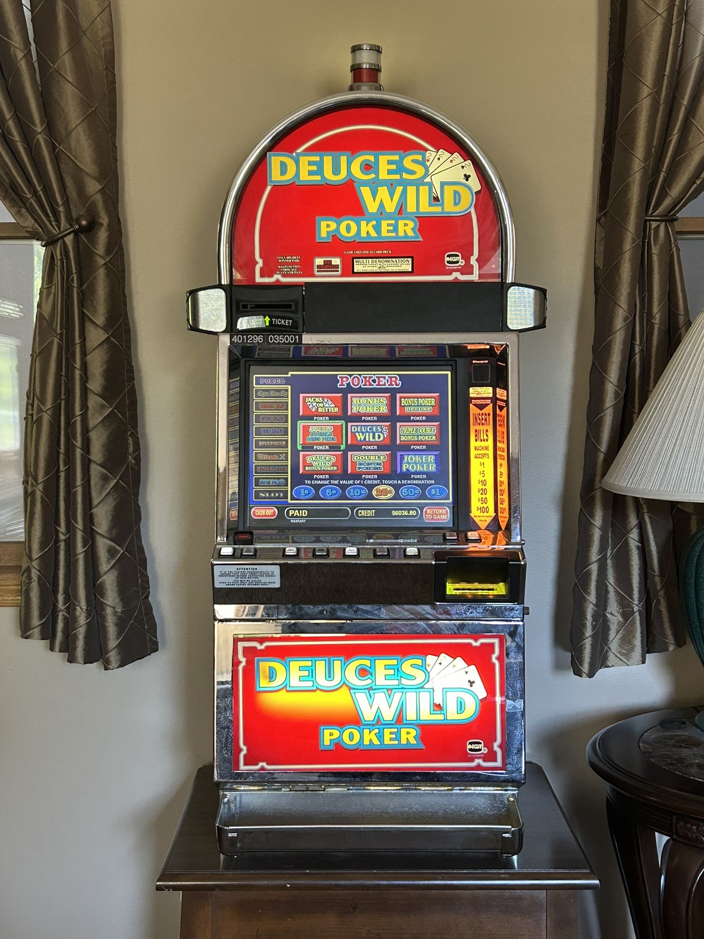 Deuces Wild Poker Slot Machine