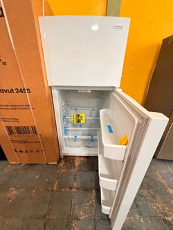 Refrigerator white top freezer no credit needed