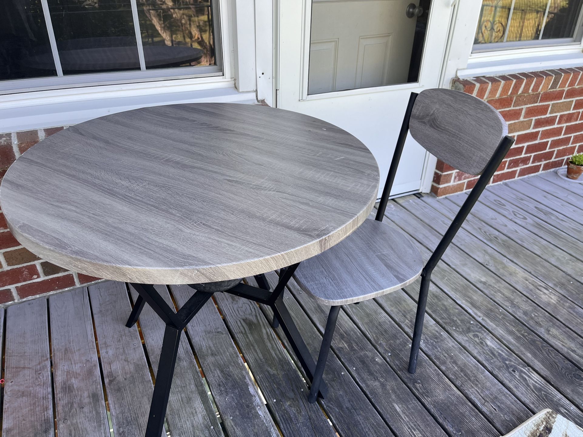 Round dining table with 3 chairs